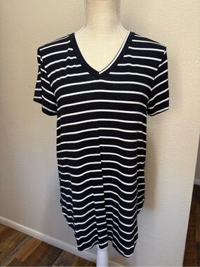Urban Diction - Women's Black and White Striped V-Neck Tee - Size Large
